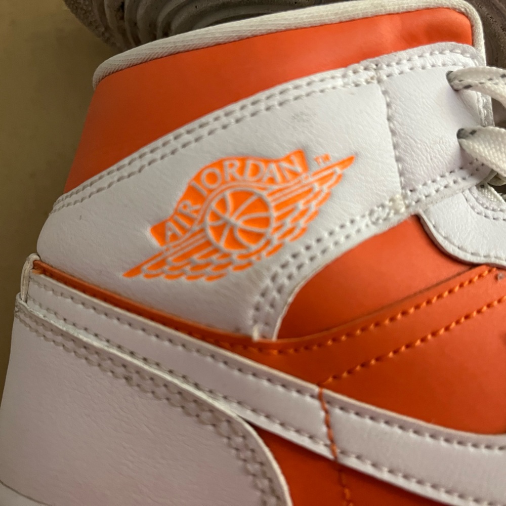 Air Jordan 1 Mid SE Bright Citrus Women’s Size 6 Electro Orange in Box - Picture 10 of 16